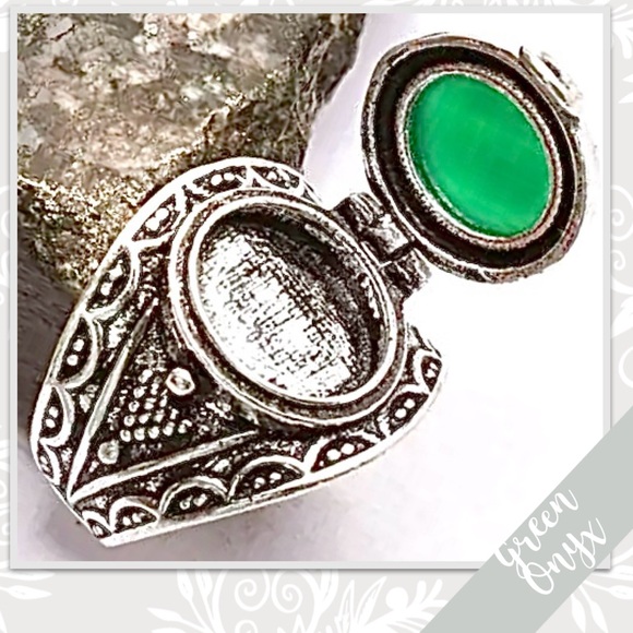 Green Onyx Eclectic Silver Artisan Poison Ring, Size 6.75 (Kelly Green)